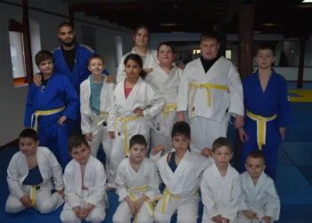 Časť detí z Džudo klubu Mladosť 26 z Petrovca s trénerom Jovanom Simićom