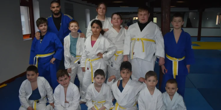 Časť detí z Džudo klubu Mladosť 26 z Petrovca s trénerom Jovanom Simićom