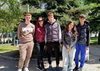 Mladí ekológovia s profesorkou (foto: z archívu účastníkov súťaže)