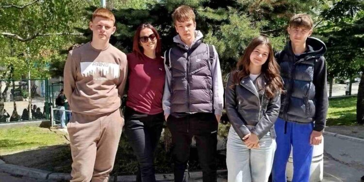 Mladí ekológovia s profesorkou (foto: z archívu účastníkov súťaže)