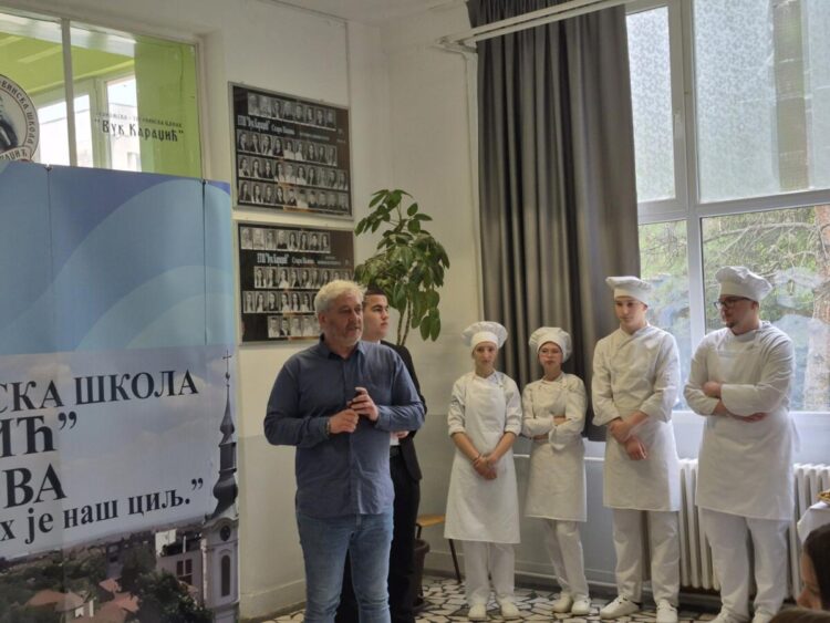 Nemanja Đorđević, riaditeľ školy a žiaci školy zo smerov kuchár
a cukrár