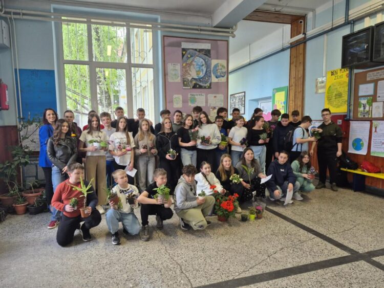 Spoločná fotografia: žiaci s profesorkou zemepisu Libušou Simendićovou
