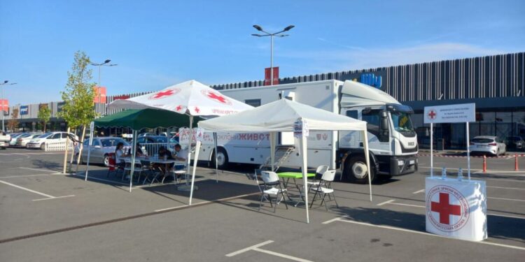 Transfúziomobil na parkovisku nákupného strediska BIG Pazova