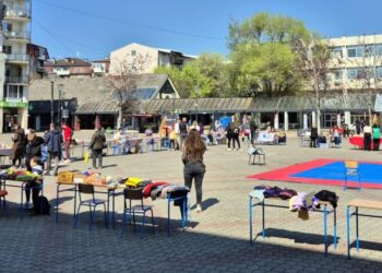 Vystavovatelia s rozličným tovarom na Námestí Dr. Zorana Đinđića v Starej Pazove