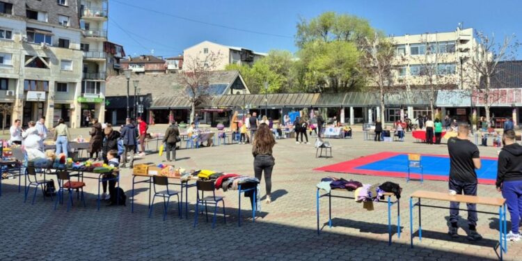 Vystavovatelia s rozličným tovarom na Námestí Dr. Zorana Đinđića v Starej Pazove