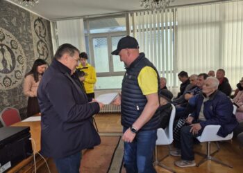 Občanom zmluvy odovzdal Đorđe Radinović, predseda Obce Stará Pazova