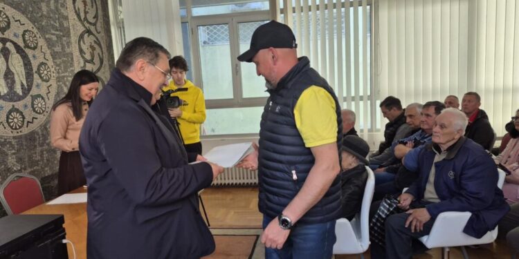 Občanom zmluvy odovzdal Đorđe Radinović, predseda Obce Stará Pazova
