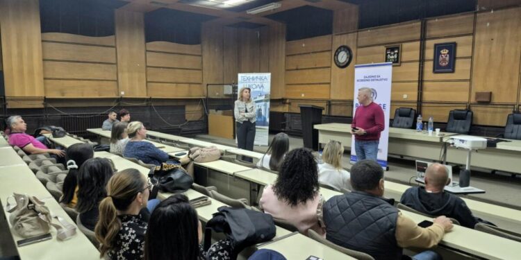 Zorica Kešeljová a Igor Jurić v úvodnej časti prednášky