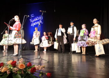 Celým večerom divákov sprevádzala moderátorská dvojica Bjanka Brňová a Gabriela Anušiaková