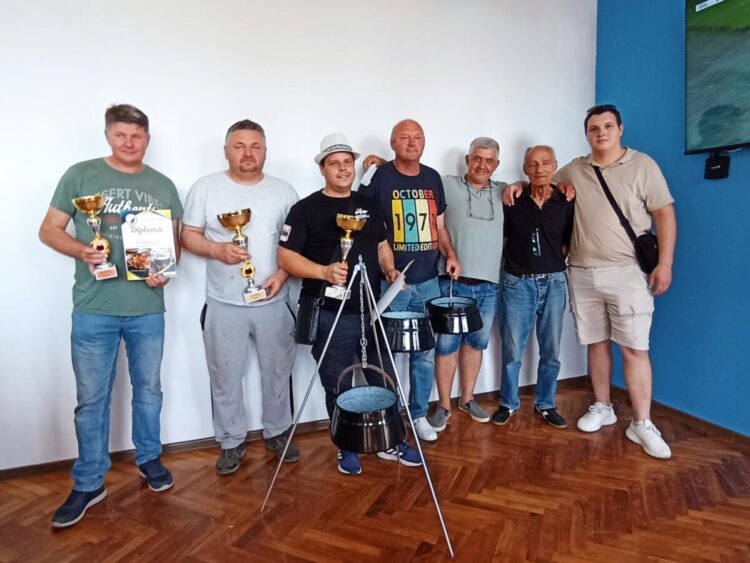 Predstavitelia víťazných skupín s členmi kuchárskej komisie
