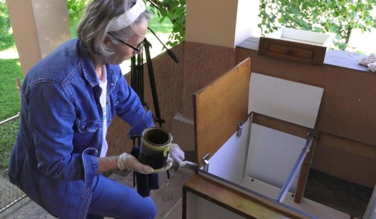 Lakovanie jednotlivých častí kuchynskej linky (foto: z archívu účastníčok akcie)
