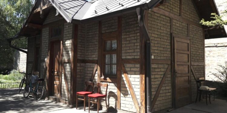 Objekt za kostolom, ktorého vnútorná časť dostala nové obrysy (foto: z archívu účastníčok akcie)