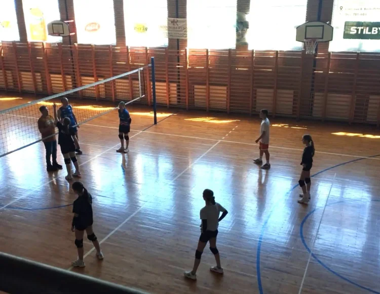 Tím žiakov čelí tímu učiteľov (foto: z archívu ZŠ Jána Amosa Komenského)