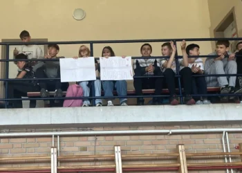 Obecenstvo fandí (foto: z archívu ZŠ Jána Amosa Komenského)