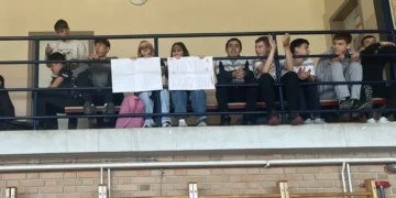 Obecenstvo fandí (foto: z archívu ZŠ Jána Amosa Komenského)