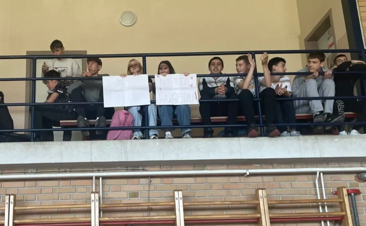 Obecenstvo fandí (foto: z archívu ZŠ Jána Amosa Komenského)