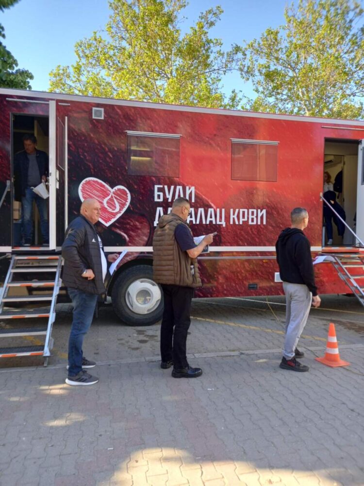 Zaparkovaný transfúziomobil pred budovou ZO Stará Pazova