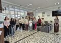 Žiaci a profesori školy na vernisáži, ktorá bude otvorená počas nasledujúcich desiatich dňoch 
