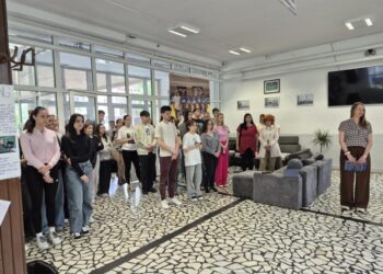 Žiaci a profesori školy na vernisáži, ktorá bude otvorená počas nasledujúcich desiatich dňoch 