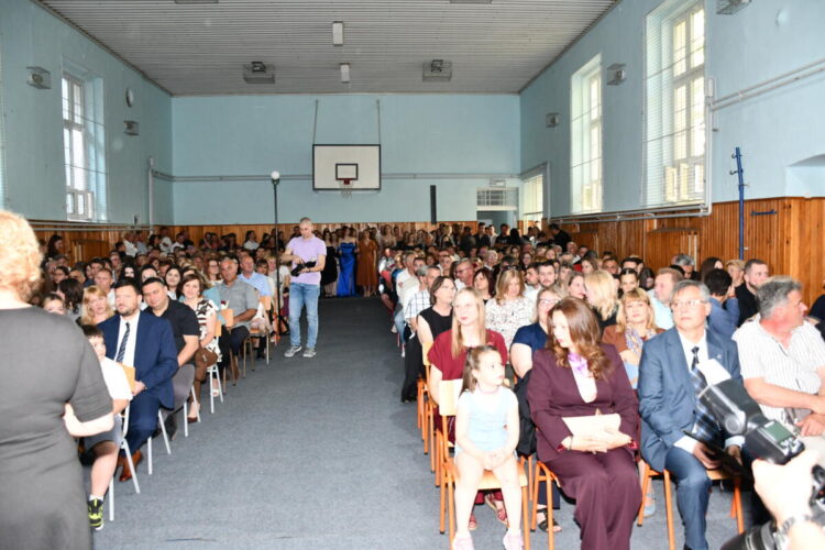 Sieň vyplnili rodičia a príbuzní