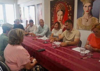 Primátor Žarko Mićin počas rozhovoru s občanmi Kysáča