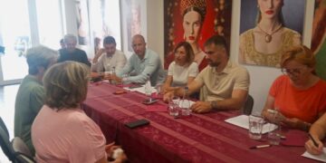 Primátor Žarko Mićin počas rozhovoru s občanmi Kysáča