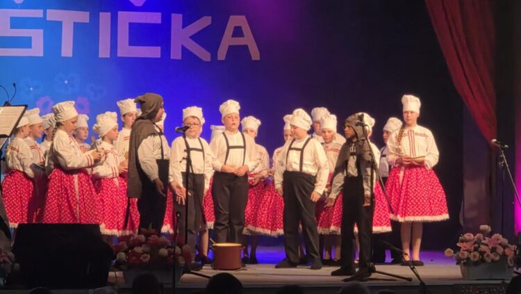 Diváci si mohli užiť slovenské ľudové piesne, štylizované tance, tradičné obyčaje