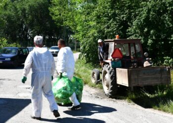 Obaly prinášali Petrovčania na autách, aj s prívesmi i na traktoroch