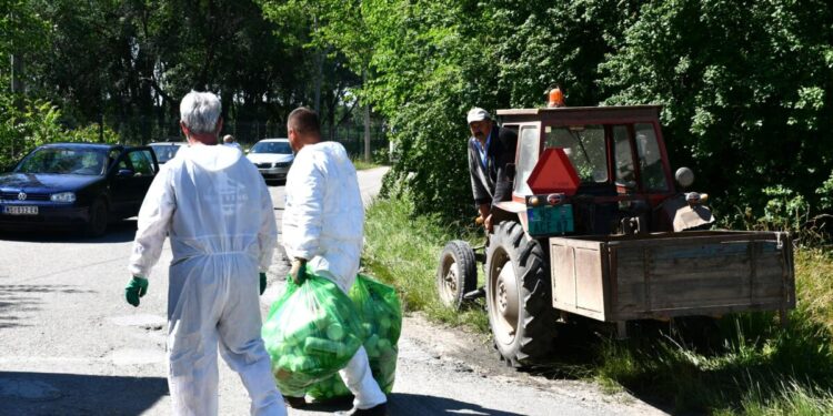 Obaly prinášali Petrovčania na autách, aj s prívesmi i na traktoroch