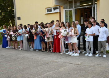 Malí maturanti kulpínskej školy na maturitnom večierku