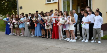 Malí maturanti kulpínskej školy na maturitnom večierku