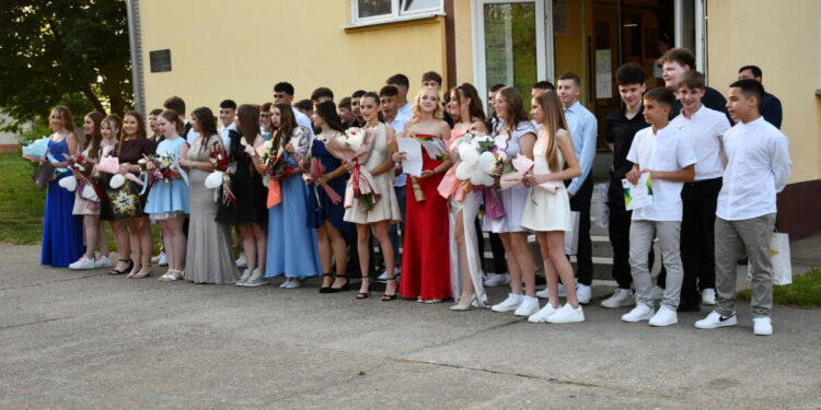 Malí maturanti kulpínskej školy na maturitnom večierku
