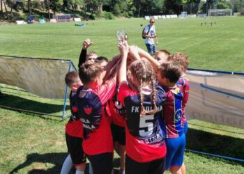Padinská generácia 2014 so strieborným pohárom (foto: z archívu FK Dolina Padina)