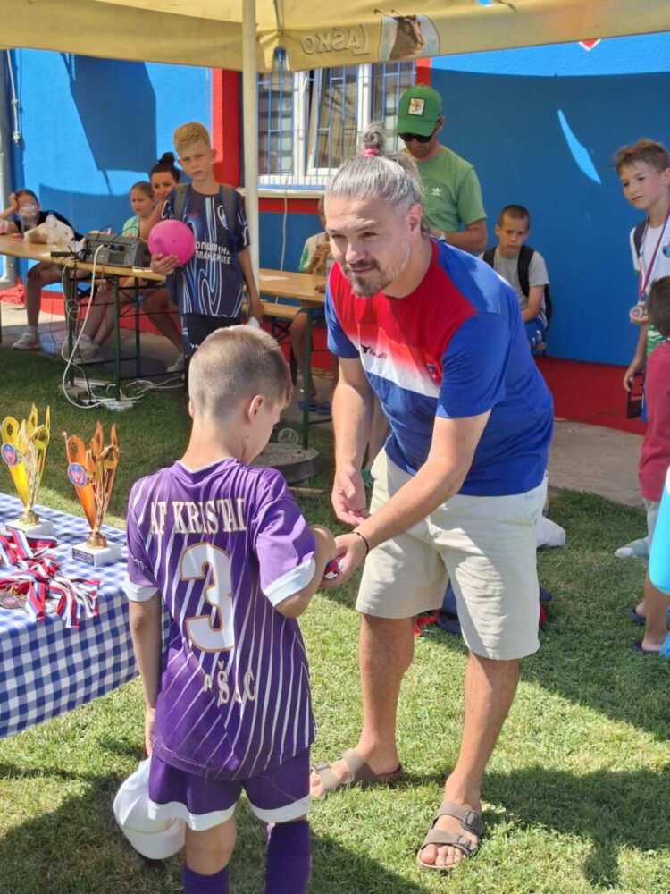 V druhý deň turnaja odmeny udeľoval Nenad Kovačević (foto: z archívu FK Dolina Padina)