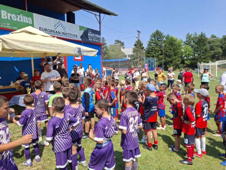 Záber z udeľovania pohárov a medailí (foto: z archívu FK Dolina Padina)