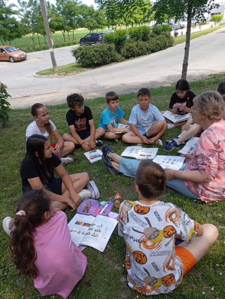 Aj v sede na trávičke sa dá učiť (foto: z archívu ZŠ J. A. Komenského) 