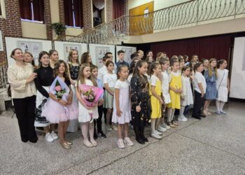 Žiaci a profesori – spoločná fotografia