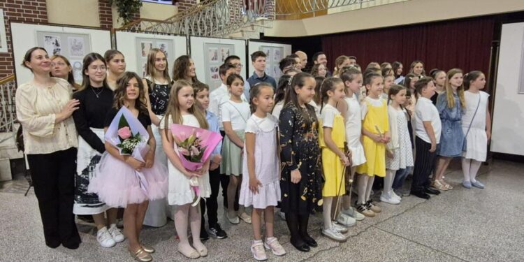 Žiaci a profesori – spoločná fotografia