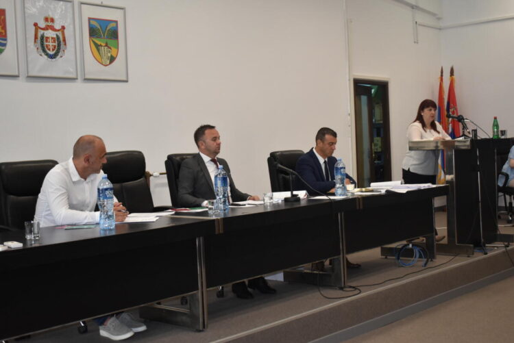 Z dnešného zasadnutia Zhromaždenia obce Báčsky Petrovec: Predsedníčka Obce Báčsky Petrovec Viera Krstovská počas diskusie