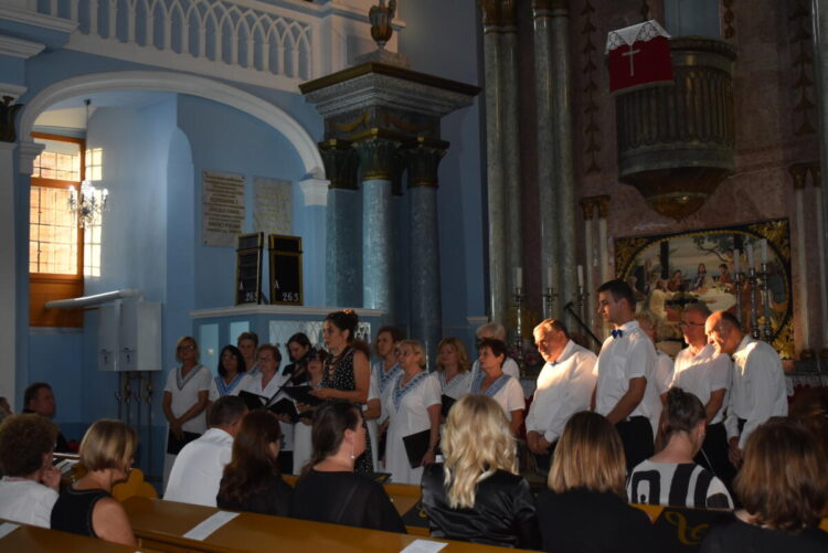 Komorný zbor Musica viva a Hana Tanciková, ktorá prečítala príležitostný text