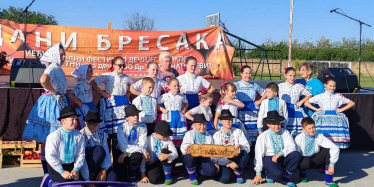 Členovia detských tanečných skupín zo staropazovského SKUS hrdinu Janka Čmelíka v Novom Slankamene (foto: z archívu SKUS hrdinu Janka Čmelíka)