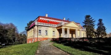 Kaštieľ Stratimirovićovcov krášli stred dediny