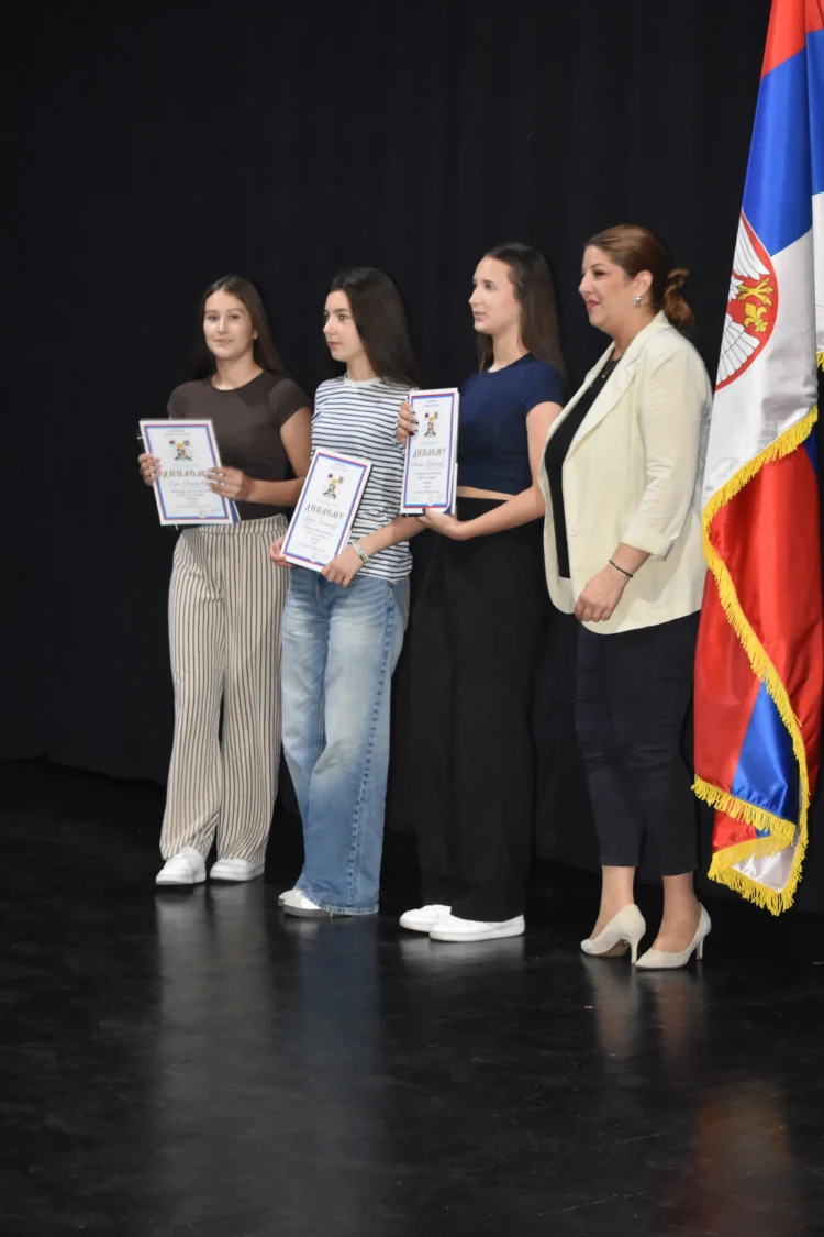 Nositeľky Vukovho diplomu zo ZŠ 15. októbra v Pivnici