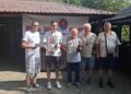 V konkurencii seniorov hosť z Kovačice Žarko Vladić (v strede) s víťazným pohárom (Foto: z archívu ŠK Kulpín)