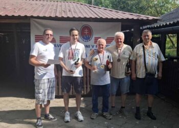 V konkurencii seniorov hosť z Kovačice Žarko Vladić (v strede) s víťazným pohárom (Foto: z archívu ŠK Kulpín)