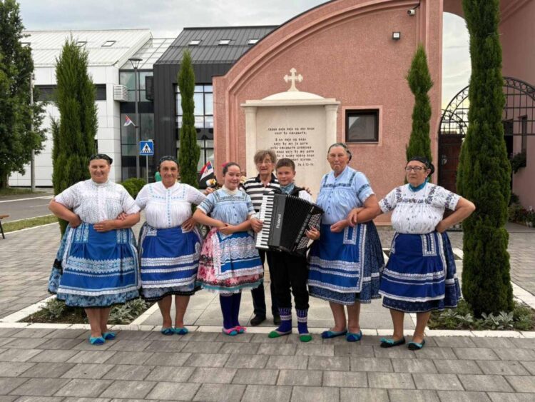 Členovia SKUS hrdinu Janka Čmelíka, ktorí sa zúčastnili v programe s choreografkou Ruženou Červenskou (foto: z archívu účastníkov podujatia)