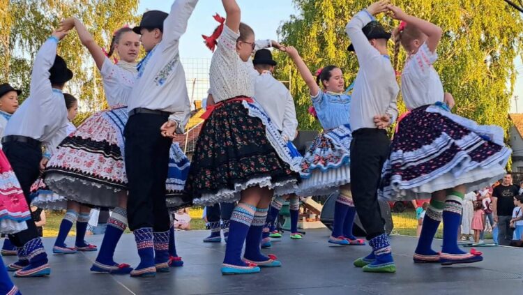 Z vystúpenia na podujatí Dni broskýň (foto: z SKUS hrdinu Janka Čmelíka)