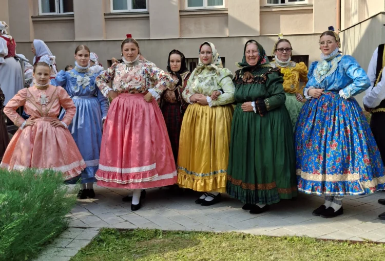 Aradáčanky vo sviatočnom odeve zaujali obecenstvo