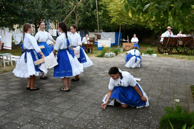 Dievčenská folklórna skupina pri tanci