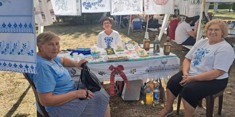 Anna Horvátová, Katarína Potranová a Katarína Domoniová-Lakatošová (Foto: z archívu Združenia pazovských žien)